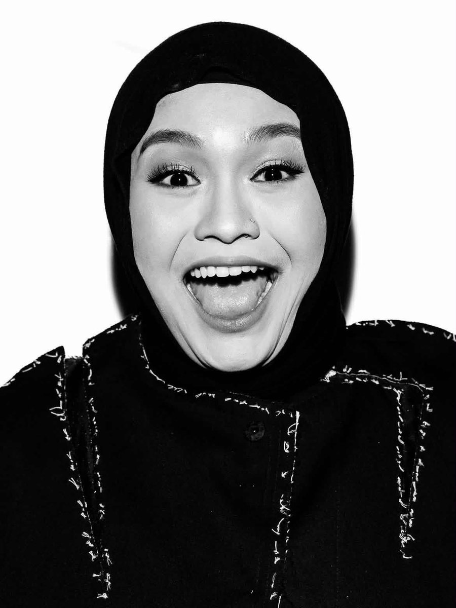 _arazaa's tweet photo. salma di pespor 2025 (17+8) dan 2026 (pray for Indonesia). makasih ya saal udah pake panggung besar kamu buat menyuarakan ini🫡 see u di pespor 2027 dengan keadaan Indonesia yang jauuuuhh lebih baik, aamiin🫰 https://t.co/0WJ6qYQ5UN