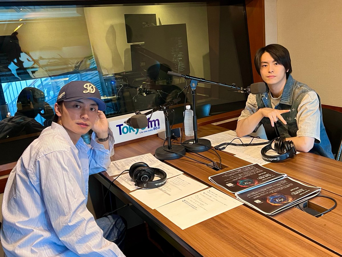 TokyoSpeakeasy's tweet photo. 今夜のお客様は
#AKIRATAKANO(#高野洸)さんと、
#阿部顕嵐 さんでした🚪

お聴き逃しはradikoから！
📻https://t.co/FIEfoKTr25

#JFNPods では
放送でお届けできなかった部分も収録されている
フルバージョンのトークがお聴きいただけます🥂
🎧https://t.co/Yu7TWp7svk

#speakeasy #TOKYOFM #XAOSX https://t.co/5SG1LARpNL