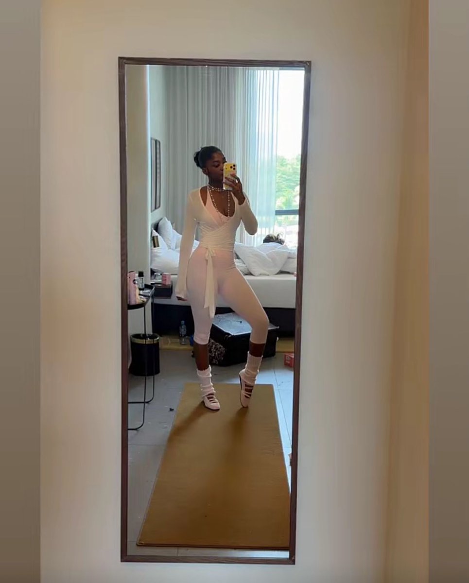 EverloveEnimpah's tweet photo. Looking like she belongs in the gallery 🔥✨🌻🤍💜

#DedeAshiogwu https://t.co/kR6KR89bNS