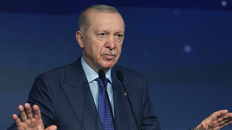 Piyasa4K's tweet photo. 🔴 Cumhurbaşkanı Erdoğan:

▪️Sevgili vatandaşlarım, sermaye piyasalarının doğası gereği son derece dikkatli hareket ediyoruz. 

▪️Kapatılan fonların tasfiye süreciyle ilgili çalışmalar titizlikle yürütülüyor. 

▪️Gerek fonlar gerek hisse senetleri üzerinden oynanan, çevirip haksız kazanç elde edenler hakkında gerekli soruşturmalar yapılıyor. 

▪️Fonlar vasıtasıyla piyasa bozucu eylemlere karıştığı tespit edilenler hukuk önünde bunun hesabını verecektir.