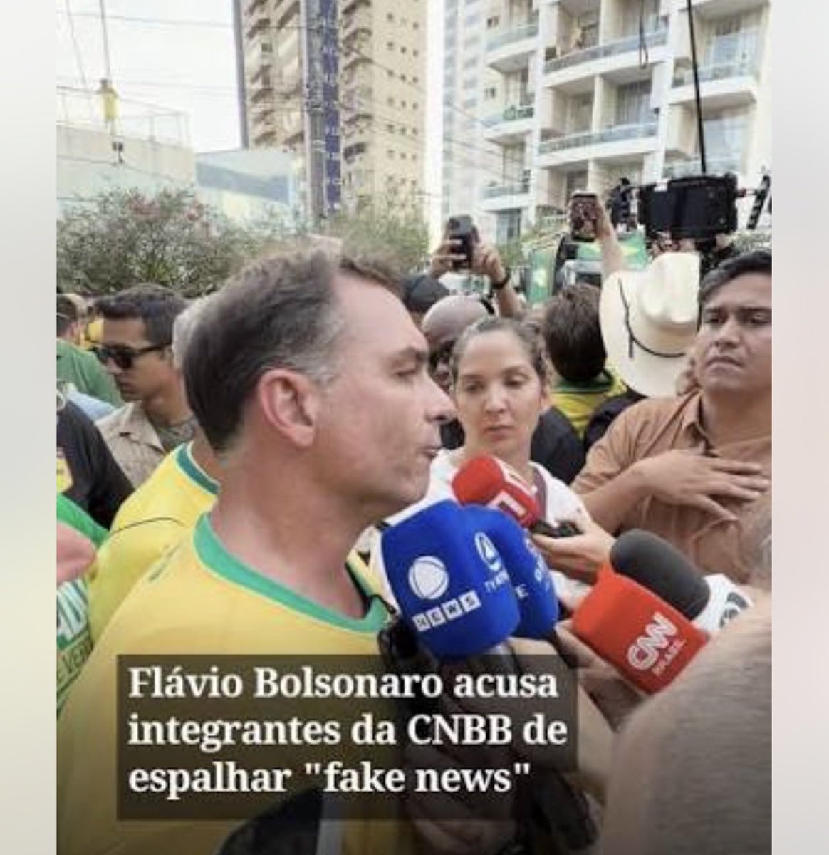 anapaulahenkel's tweet photo. Agora o sistema tenta colar em Flávio as consequências da fake news sobre Nossa Senhora Aparecida. Estão desesperados. 

Eu, como Católica Apostólica Romana, afirmo: a CNBB - que não integra a Cúria Romana nem a hierarquia da Santa Sé, 𝐞 𝐧𝐚̃𝐨 𝐩𝐨𝐝𝐞 𝐟𝐚𝐥𝐚𝐫 𝐞𝐦 𝐧𝐨𝐦𝐞 𝐝𝐨𝐬 𝐜𝐚𝐭𝐨́𝐥𝐢𝐜𝐨𝐬 𝐧𝐨 𝐁𝐫𝐚𝐬𝐢𝐥 - é composta, em sua maioria, por neo-marxistas ligados à Teologia da Libertação e ao PT. 

👉 Há duas semanas, no especial do De Leste a Oeste (está no YouTube), expusemos a ligação umbilical entre a vasta ala da Teologia da Libertação na Igreja Católica brasileira e a origem do partido mais corrupto da nossa história. 

Repito: a CNBB não tem mandato para representar os católicos do Brasil. É um puxadinho político do PT.