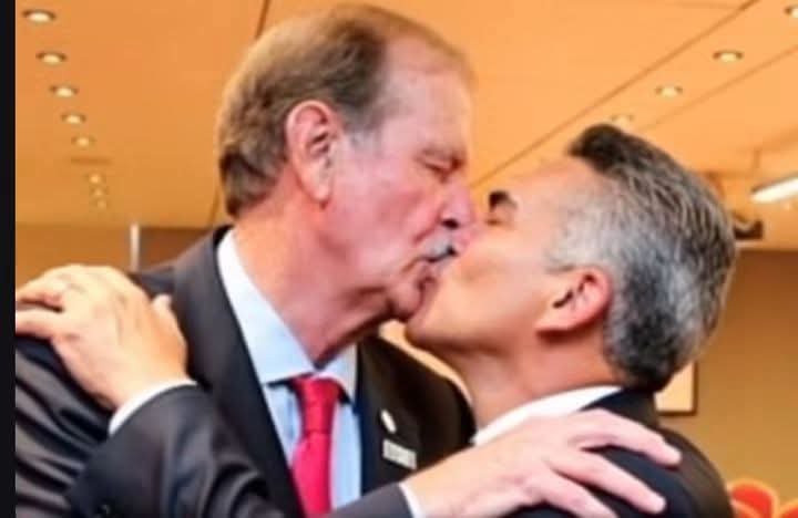 tacuilopost's tweet photo. Llegó el cambio al PRI. 🤮 https://t.co/wTrX5nUWjI