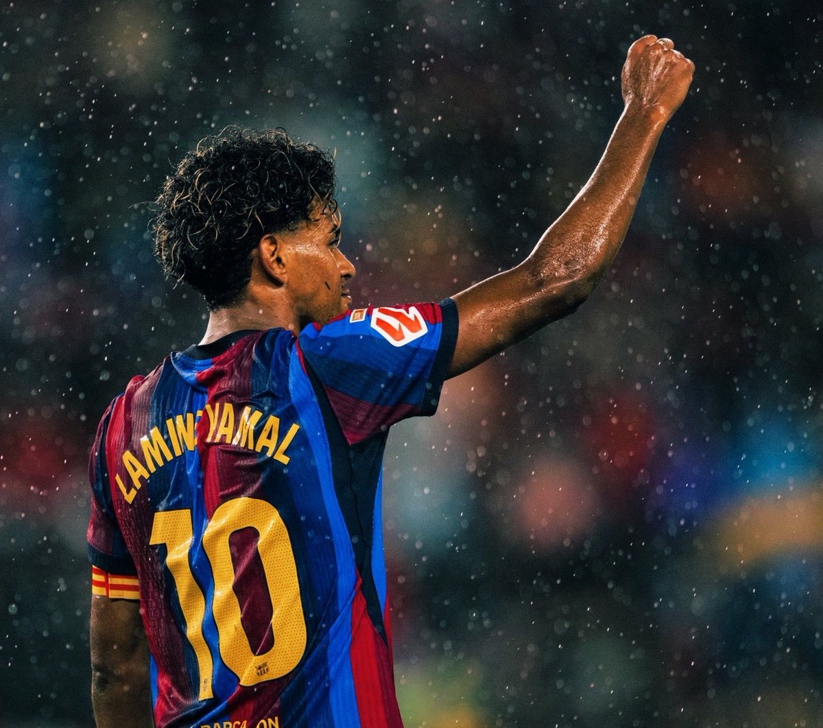 ReshadRahman's tweet photo. 🥶🤖 Lamine Yamal told Guardian: “Robots can be almost perfect but a human will have something a robot doesn’t. Football is mechanised but there are players like me, Pedri, and more who have a spark” ✨ 

“There’s a Neymar move when he stops, fakes, goes the other way: I watched so many videos of him. I try to play around with opponents, ensure they can’t mechanise me, don’t know where I’m going” #FCB 🪄