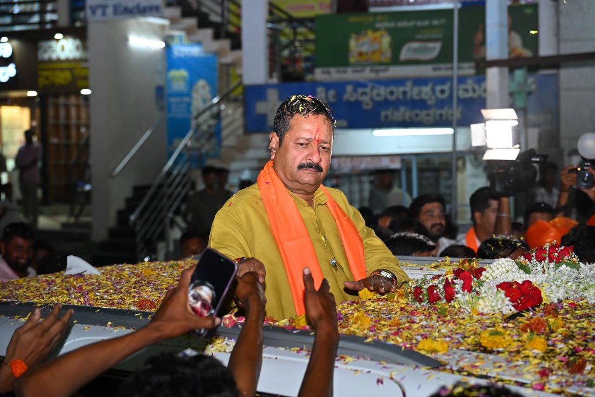 BasanagoudaBJP's tweet photo. ಗದಗ ಜಿಲ್ಲೆಯ ಗಜೇಂದ್ರಗಡ ಪಟ್ಟಣದಲ್ಲಿ ಇಂದು ಗಜೇಂದ್ರ ಯುವಕ ಮಂಡಳದ ವತಿಯಿಂದ ಹಮ್ಮಿಕೊಂಡಿದ್ದ ಹಿಂದೂ ಮಹಾಗಣಪತಿ ಉತ್ಸವ ಕಾರ್ಯಕ್ರಮ ಕಾರ್ಯಕ್ರಮ ಉದ್ಘಾಟಿಸಿ ಮಾತನಾಡಿದೆ. ಇದಕ್ಕೂ ಮೊದಲಯ ಹಿಂದೂ ಕಾರ್ಯಕರ್ತರು ಹೂ ಮಳೆ ಸುರಿಸಿ ಆತ್ಮೀಯವಾಗಿ ಪಟ್ಟಣಕ್ಕೆ  ಸ್ವಾಗತಿಸಿ ಸತ್ಕರಿಸಿದರು. ಇದೇ ವೇಳೆ ವೀರ ರಾಣಿ ಕಿತ್ತೂರು ಚೆನ್ನಮ್ಮನ ವೃತ್ತದಲ್ಲಿರುವ ಪುತ್ಥಳಿಗೆ ಮಾಲಾರ್ಪಣೆ ಮಾಡಿ ಗೌರವ ಸಲ್ಲಿಸಿದೆ. ಮುಖಂಡರು, ಹಿತೈಷಿಗಳು, ಅಭಿಮಾನಿಗಳು, ಕಾರ್ಯಕರ್ತರು, ದೇಶ ಭಕ್ತರು, ಹಿಂದೂ ಕುಲಬಾಂಧವರು ಉಪಸ್ಥಿತರಿದ್ದರು.