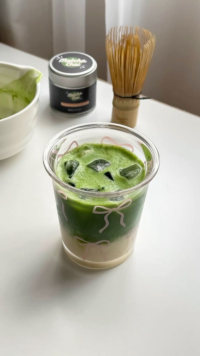 xuy920's tweet photo. Em bắt đầu ngày mới bằng một ly matcha tự pha 🍵

Nghe thì healthy lắm…

Nhưng lát nữa em vẫn có thể gọi trà sữa nha các bác 😌 https://t.co/Xa3G3iV139