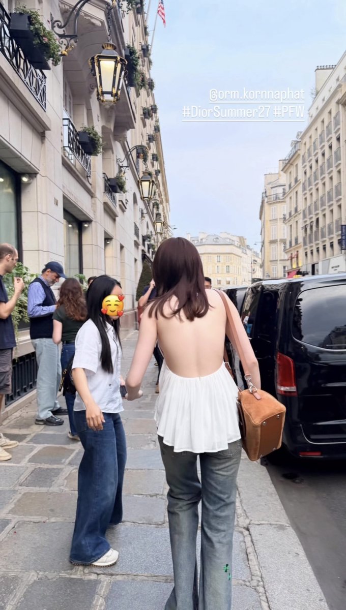 LingOrm_BH's tweet photo. แผ่นหลังมรดกโลก                          โลก

LINGORM FLY TO DIOR PFW #LingOrmDiorAirportLook 
#LinglingKwong #OrmKornnaphat 
#LingOrm #Dior #DiorSummer27 #PFW https://t.co/2DHcayD2so