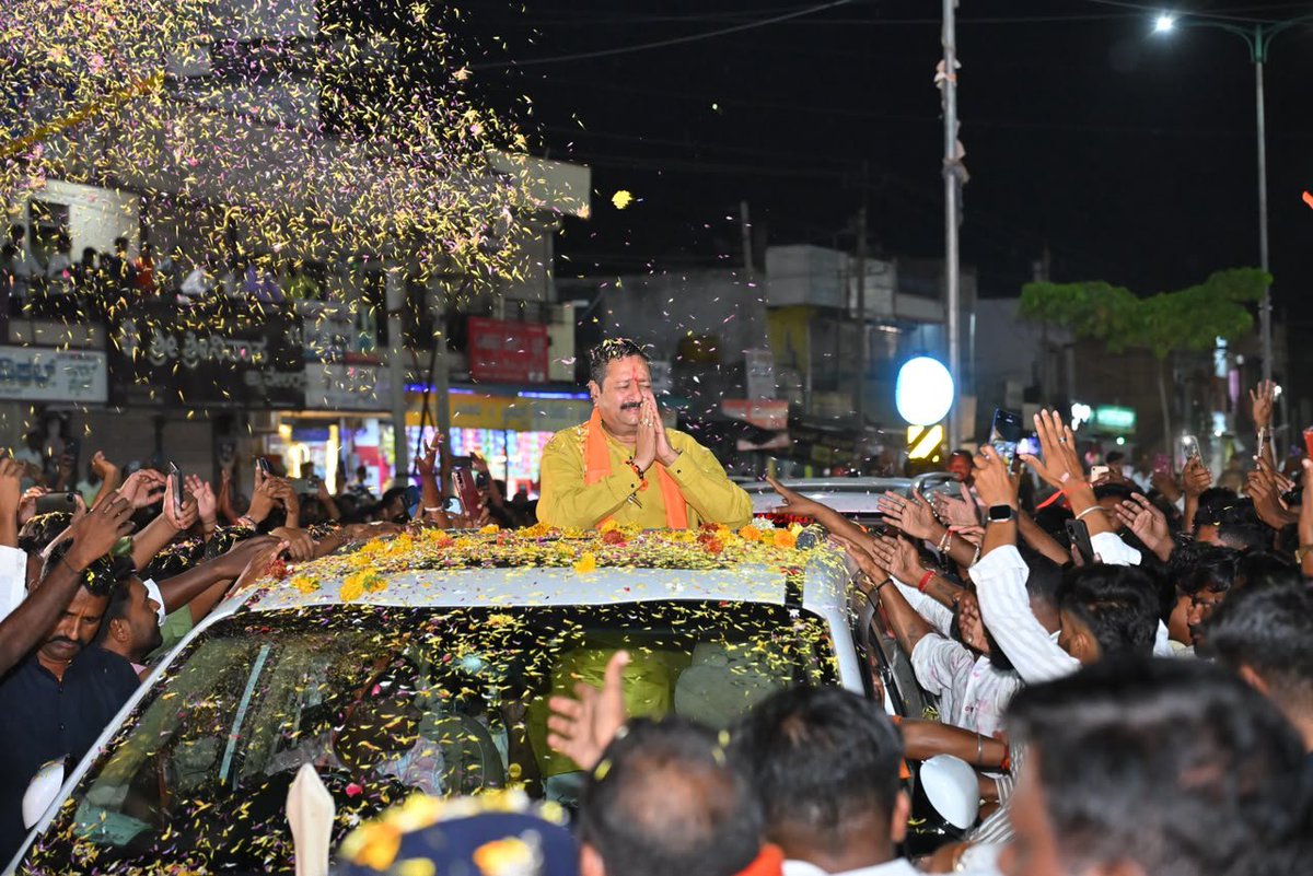 BasanagoudaBJP's tweet photo. ಗದಗ ಜಿಲ್ಲೆಯ ಗಜೇಂದ್ರಗಡ ಪಟ್ಟಣದಲ್ಲಿ ಇಂದು ಗಜೇಂದ್ರ ಯುವಕ ಮಂಡಳದ ವತಿಯಿಂದ ಹಮ್ಮಿಕೊಂಡಿದ್ದ ಹಿಂದೂ ಮಹಾಗಣಪತಿ ಉತ್ಸವ ಕಾರ್ಯಕ್ರಮ ಕಾರ್ಯಕ್ರಮ ಉದ್ಘಾಟಿಸಿ ಮಾತನಾಡಿದೆ. ಇದಕ್ಕೂ ಮೊದಲಯ ಹಿಂದೂ ಕಾರ್ಯಕರ್ತರು ಹೂ ಮಳೆ ಸುರಿಸಿ ಆತ್ಮೀಯವಾಗಿ ಪಟ್ಟಣಕ್ಕೆ  ಸ್ವಾಗತಿಸಿ ಸತ್ಕರಿಸಿದರು. ಇದೇ ವೇಳೆ ವೀರ ರಾಣಿ ಕಿತ್ತೂರು ಚೆನ್ನಮ್ಮನ ವೃತ್ತದಲ್ಲಿರುವ ಪುತ್ಥಳಿಗೆ ಮಾಲಾರ್ಪಣೆ ಮಾಡಿ ಗೌರವ ಸಲ್ಲಿಸಿದೆ. ಮುಖಂಡರು, ಹಿತೈಷಿಗಳು, ಅಭಿಮಾನಿಗಳು, ಕಾರ್ಯಕರ್ತರು, ದೇಶ ಭಕ್ತರು, ಹಿಂದೂ ಕುಲಬಾಂಧವರು ಉಪಸ್ಥಿತರಿದ್ದರು.