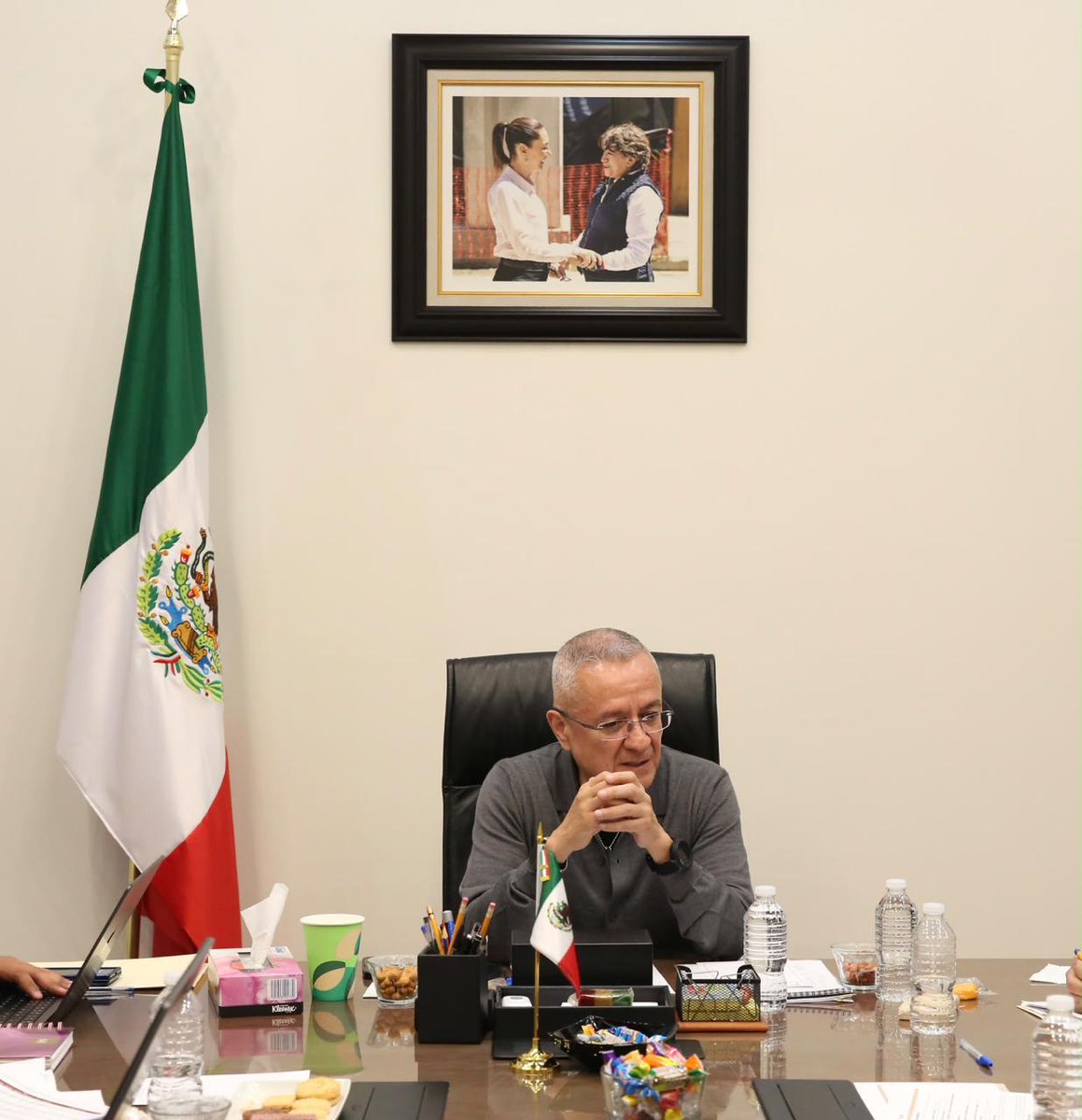 SecOscarFlores's tweet photo. El Gobierno de la Mtra. @delfinagomeza se fundamenta en el #HumanismoMexicano y se rige bajo la máxima de que el poder público debe estar al servicio de la gente, priorizando a quienes más lo necesitan respondiendo al principio de “por el bien de todos, primero los pobres”. 
En ese marco, con su instrucción y previo al Tercer Informe de Gobierno, su servidor y @Rafael_FloresM, Director del @copladem, sostuvimos diversas reuniones de trabajo con integrantes del gabinete estatal para alinear prioridades y estrategias que nos permitan avanzar en el cumplimiento de los objetivos del Plan de Desarrollo del Estado de México.