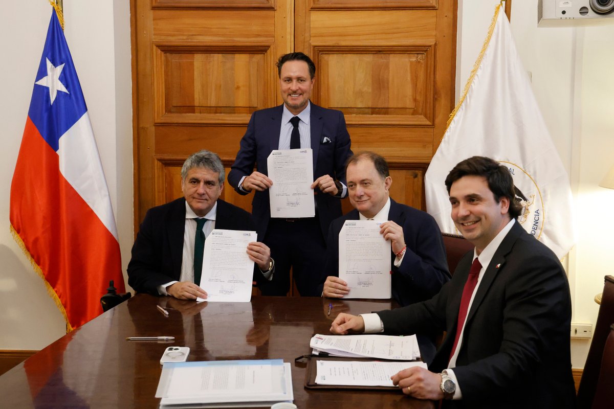 WAINRAIHGT's tweet photo. Hoy se firmó el convenio entre el Gobierno Regional y el @Minvu para que se empiece a ejecutar el proyecto del Parque Metropolitano Sebastián Piñera de #PuertoMontt. Agradecemos la enorme disposición del gobernador @ale_santanat y del @MinistroPoduje para concretar esta anhelada obra, que además significará empleo para nuestra ciudad.