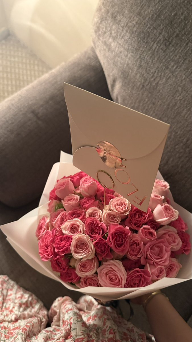 v2da1's tweet photo. ونتهادى ورود الحُب ونروي فيها نشوة قلب❤️ https://t.co/077SrZ66k6