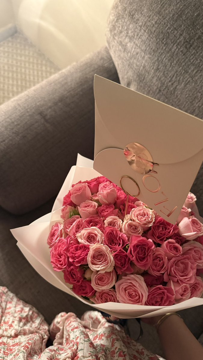 v2da1's tweet photo. ونتهادى ورود الحُب ونروي فيها نشوة قلب❤️ https://t.co/077SrZ66k6