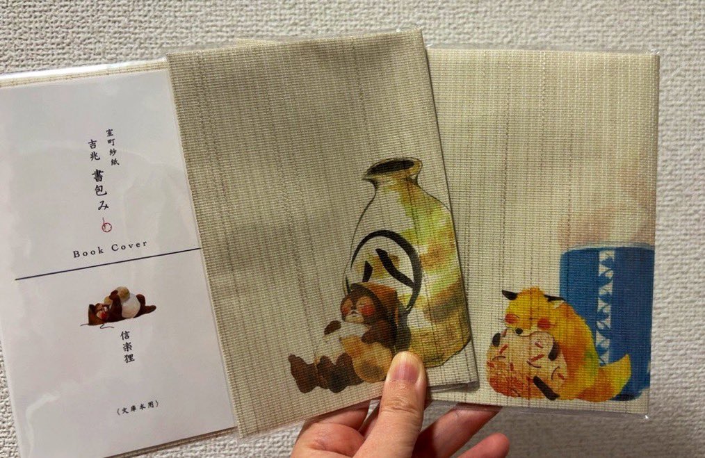 ym_book's tweet photo. @2fxrd 初リプ失礼します
1枚目→実写ディズニー映画のグッズ
2、3枚目→襖素材で出来てるブックカバー(京都)

特にディズニーの映画グッズに関しては、可愛いものが多いので気付いたら買ってます笑 https://t.co/pohD1Fm0kt