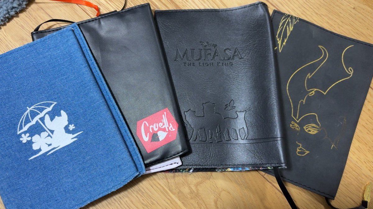ym_book's tweet photo. @2fxrd 初リプ失礼します
1枚目→実写ディズニー映画のグッズ
2、3枚目→襖素材で出来てるブックカバー(京都)

特にディズニーの映画グッズに関しては、可愛いものが多いので気付いたら買ってます笑 https://t.co/pohD1Fm0kt