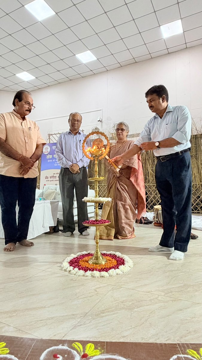 UoA_Official's tweet photo. इलाहाबाद विश्वविद्यालय, प्रयागराज के तिलक भवन में सोमवार को राजभाषा अनुभाग की ओर से लोक गायन और नाट्य मंचन कार्यक्रम का आयोजन हुआ। कार्यक्रम की शुरुआत दीप प्रज्ज्वलन के साथ हुई। इस अवसर पर कुलसचिव प्रो. आशीष खरे, अधिष्ठाता कला संकाय प्रो. अजय जैतली और प्रो. जया कपूर मौजूद रहीं। https://t.co/MVOeULzsvB