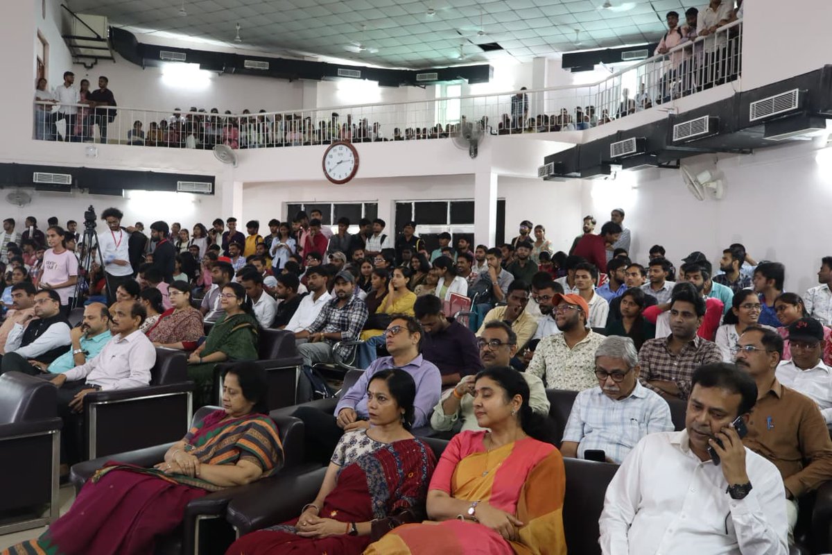 UoA_Official's tweet photo. इलाहाबाद विश्वविद्यालय, प्रयागराज के तिलक भवन में सोमवार को राजभाषा अनुभाग की ओर से लोक गायन और नाट्य मंचन कार्यक्रम का आयोजन हुआ। कार्यक्रम की शुरुआत दीप प्रज्ज्वलन के साथ हुई। इस अवसर पर कुलसचिव प्रो. आशीष खरे, अधिष्ठाता कला संकाय प्रो. अजय जैतली और प्रो. जया कपूर मौजूद रहीं। https://t.co/MVOeULzsvB