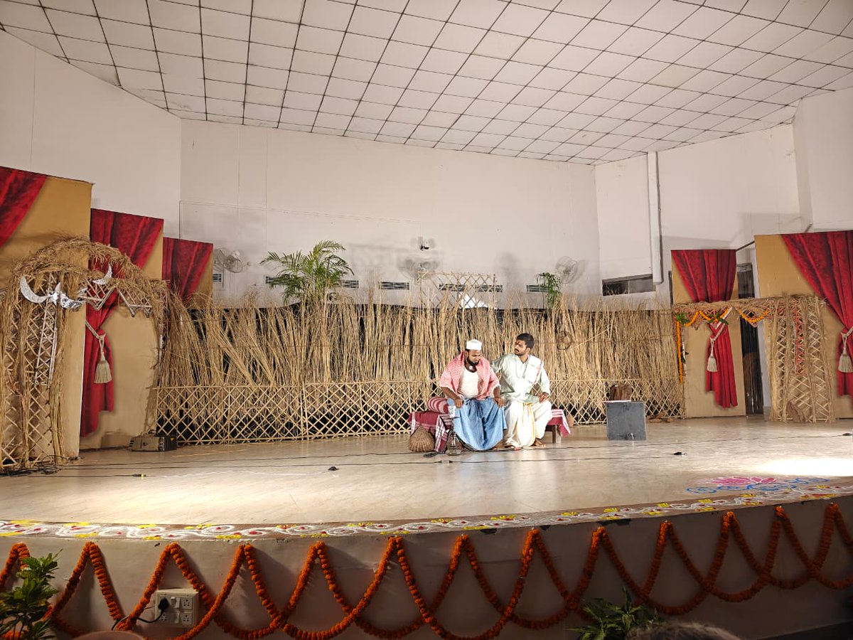 UoA_Official's tweet photo. इलाहाबाद विश्वविद्यालय, प्रयागराज के तिलक भवन में सोमवार को राजभाषा अनुभाग की ओर से लोक गायन और नाट्य मंचन कार्यक्रम का आयोजन हुआ। कार्यक्रम की शुरुआत दीप प्रज्ज्वलन के साथ हुई। इस अवसर पर कुलसचिव प्रो. आशीष खरे, अधिष्ठाता कला संकाय प्रो. अजय जैतली और प्रो. जया कपूर मौजूद रहीं। https://t.co/MVOeULzsvB