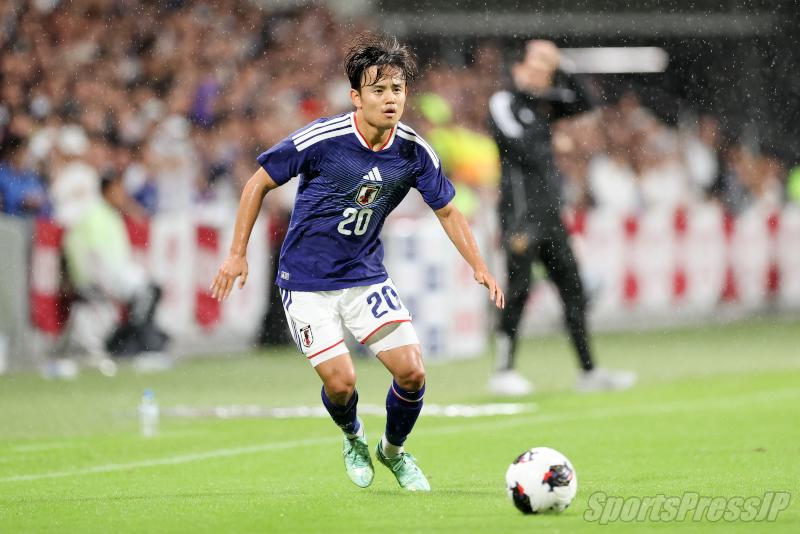 sportspressjp's tweet photo. 久保建英
「今の瀬古選手にケチをつける人は、サッカーが分かっていないんじゃないか。マジでいいと思う」

9月28日のベネズエラ戦後、久保建英はチームメイトの瀬古歩夢について、強い言葉で評価した。

「仲がいいというのは置いておいて、クレバーになったし、無駄なミスは1個もなかったと思う。前回のウルグアイ戦のよく戻った守備にも続いて、めちゃくちゃ余裕があったんじゃないか。今日はベテランのような風貌というか。ボランチをやっていたの���あって、元々うまい選手だったけど、うまさ、強さがどんどん増している。すごくいい選手だと思う」

この日の瀬古のプレーについても「リスク管理もしっかりしていたし、簡単につないだり、上がったり、やりやすそうにしていた」と話した。

そのうえで、瀬古への評価そのものにも踏み込んだ。

「過小評価なんじゃないか。そういうのも分かってくると、サッカーは楽しくなるんじゃないかと思う」

Photo by Hiroshige Suzuki / SportsPressJP
#日本代表 #SAMURAIBLUE
