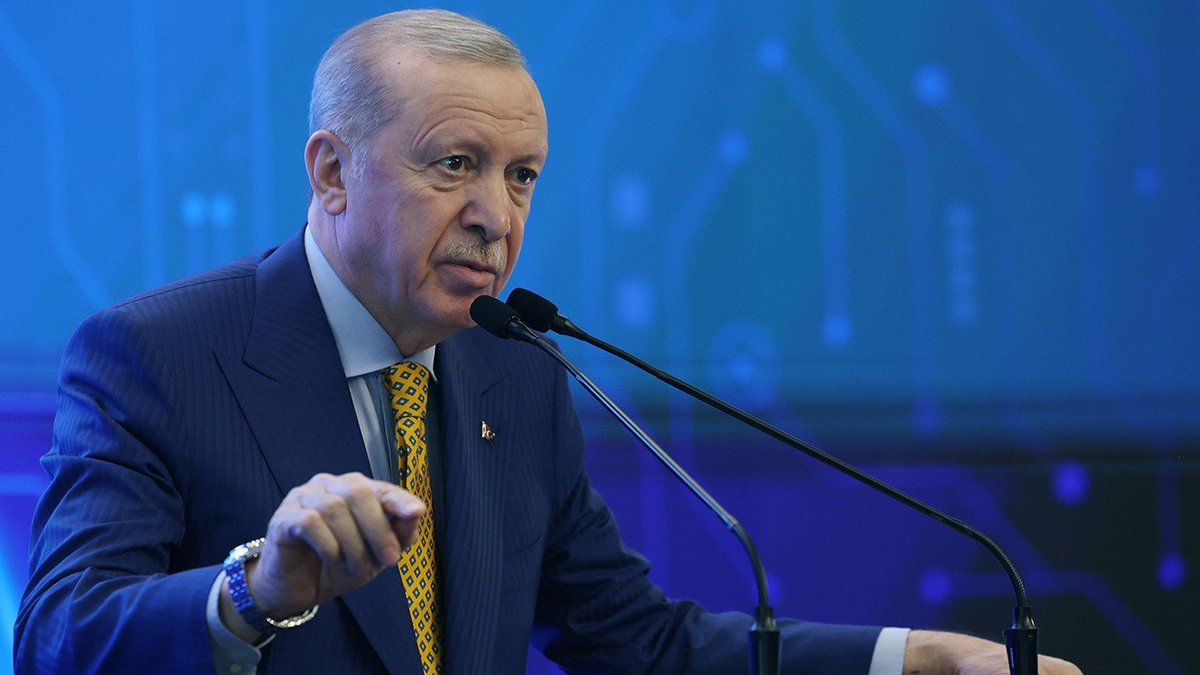 Piyasa4K's tweet photo. 🔴 Cumhurbaşkanı Erdoğan:

▪️Şu noktanın da altını özellikle çiziyorum. Hiçbir sebep, yabancı basın kuruluşlarına yazılar yazarak kendi ülkesini kötülemenin gerekçesi olamaz. 

▪️Şikâyet mektuplarıyla Batı'nın ağababalarından yardım dileme zihniyetini bugün bir kez daha milletimizin derin irfanına havale ediyorum. 

▪️Böyle bir zihniyetten ülkeye de millete de hiçbir fayda gelmez. 

▪️Bizim son 25 senedir olduğu gibi bugün de uğruna canımız feda dediğimiz Türkiye'nin itibarını artırmaktan, ferdi olmaktan, her zaman iftihar ettiğimiz Türk milletini tüm dünyada layıkıyla temsil etmekten, 86 milyonun hak ve hukukunu korumaktan başka bir derdimiz yoktur ve olmayacak.