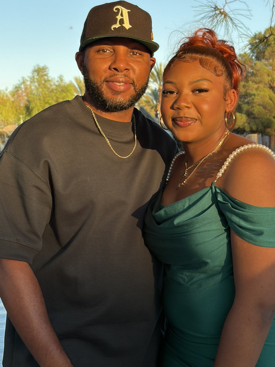 RoddyIgnant's tweet photo. Guess she isn’t too cool to take pics with her old man…yet. 💚🖤 https://t.co/XEQoeCJu9S