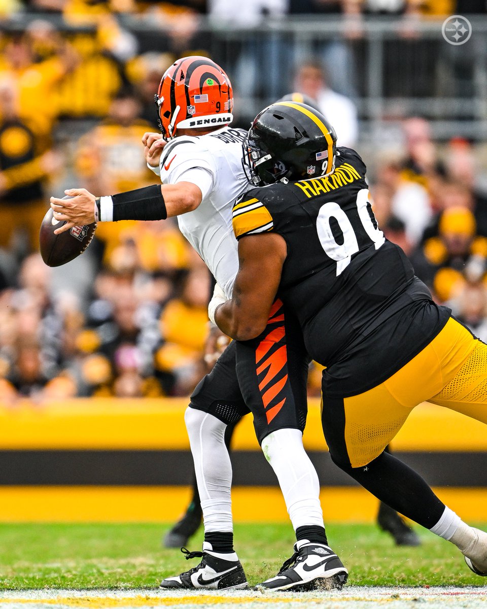 steelers's tweet photo. “He's right behind me isn't he?” https://t.co/dFXctkIv4n