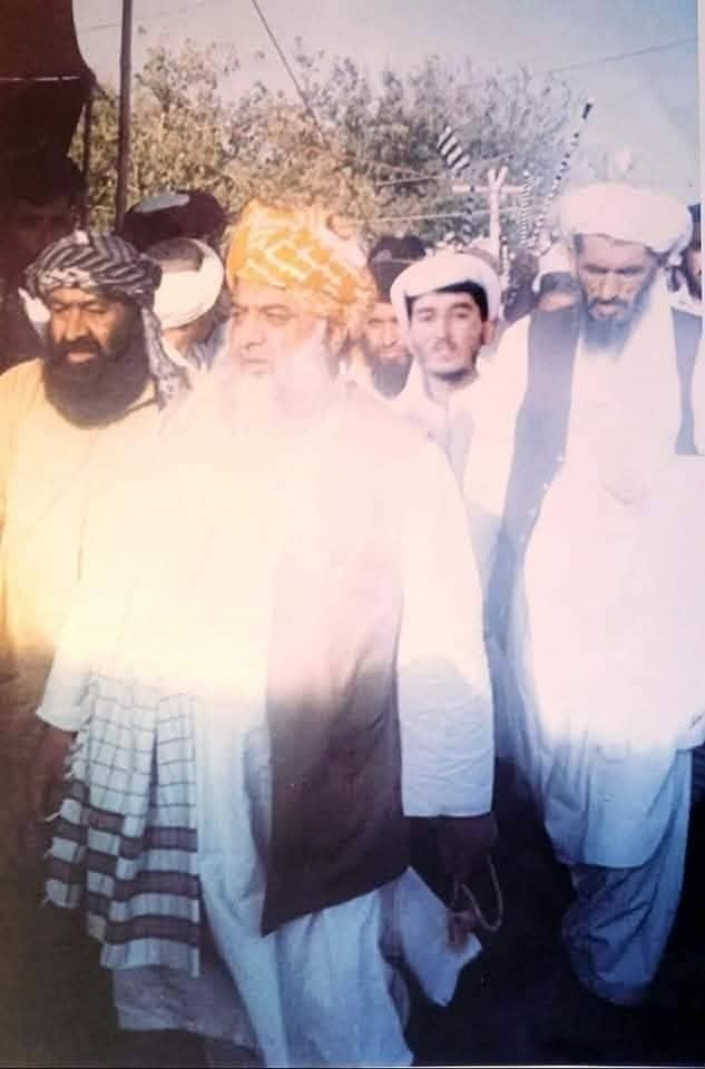 SamiSwati_'s tweet photo. حضرت مولانا محمد حنیف شہید کی پوری  زندگی دینی جدوجہد ، اعلاء کلمتہ الحق  سے عبارت تھی ۔ ان کی خدمات مدتوں یاد رکھی جائیں گی۔
#یوم_شہادت_مولانامحمدحنیف https://t.co/lH1ZCm7vA5