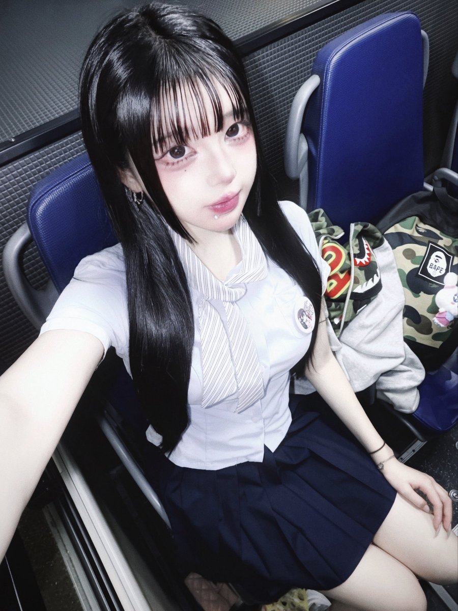 ariskyacid's tweet photo. 💖 오늘도 아이돌 vol.37 💖

아리사X모카 유닛 출연 두 번째! 좋아하는 공연장인 옥타바리움에서 저의 모교 교복을 입었읍니다 이 옷을 화장하고 입은 적은 손에 꼽아서 감회가 새로웠네요... 입시의 흔적이 남아있는 교복을 입고 춤추고 노래하다니 하하 이거 입고 학교 다닐 적에는 내가 아이돌 같은 것을 할 거라곤 전혀 생각해 본 적 없었는데 세상 일이란 참 어떻게 될지 모르는 거네요 역시 삶은 굉장한 모험임

9/28 세트리스트

SE. 인천지방경찰청 학교폭력 멈춰송
1. シンデレラ宣言! - ひゃくてんきゅー！
2. KAWANARI - Level Up!
3. サクサクJUMBLE - サクJUMP
4. chuLa - 完全無敵あいうえお

특별 의상으로 교복을 입은 김에 학교폭력을 근절하자는 내용의 노래에 맞추어 오프닝 댄스(?)를 보여드렸습니다 서로를 미워할 시간에 더더욱 사랑합시다 너는 나 나는 너 우리는 나 나는 우리니까요 언제나 함께하는 세상의 모두를 아끼는 마음으로. 살자는 것. ^w^ 사랑하자 모두모두!!

귀여운 곡들 보여드렸읍니다 대선배님이신 대 카와나리의 레벨업까지!!! 짱 좋아하는 곡인데 소중한 친구 모카와 함께 모카의 애정이 담긴 노랫말을 부를 수 있어 감사했습니다 레벨업은 ㄹㅇ 명곡이야... 가사가 멘헤라 같고 안아주고 시퍼지는 뭔가가 느껴져서 조아요. 흐흐 다음 세트리스트는 짱 멋진 걸 준비해보겠읍니다 자 연습하자 목가야.

평일 저녁의 라이브임에도 각자의 바쁨 사이에 시간을 내어 저와 같이 보내는 순간을 만들어 주셔서 진심으로 감사드립니다!! 🙇🏻‍♀️ 만나러 와 주는 모두에게 너무나도 고마워 죽겠는 이 사랑 가득한 마음을 뭐라 표현하고 어떻게 돌려줘야 좋을지 늘 고민을 하는데 이 감정이 좀 와닿으셨을까요 그치 내가 님 없이 어떻게 사냐... 그러니가 너네도 나 없이 살지 마^^ 하하 농담~ 고마워 이 다소 괴상한 일진컨셉 화장도 예뿌다 해 줘서 그리고 내 노력이 엄청 대단하다고 격려해 주어서 고마워! 또 살아갈 자신감을 가득 안겨 주셔서 고맙습니다. 보고 싶었다. 오늘의 나는 귀여워

다음 라이브는 10일 후인 10/8 Canvas 아리사 솔로 라이브 몽향에서 있어요!! 입고 싶었던 옷 입고 하고 싶었던 것들을 마구 하는 시간을 보낼 예정... 이런 라이브 처음이라 조금 떨린당 또 10/8 밤부터 10/9 새벽까지인 Burning Night 아틀리에홀에서 있읍니다. 에너지 드링크 제공하는 다소 숙취라는 단어가 떠오르는 밤샘 라이브 짱재밌겠다 저는 밥 많이 먹구 체력을 길러올게요

아 배불렁 오늘 라이브 끝나고 너무 만은 달달이를 먹어버림... 고맙다즌말 덕분에 혈당스파이크로 아주 꿀잠을 잘 것 같아 거기에 장어덮밥까지 먹어버림 ㅋ 진짜 자야지

잘 자