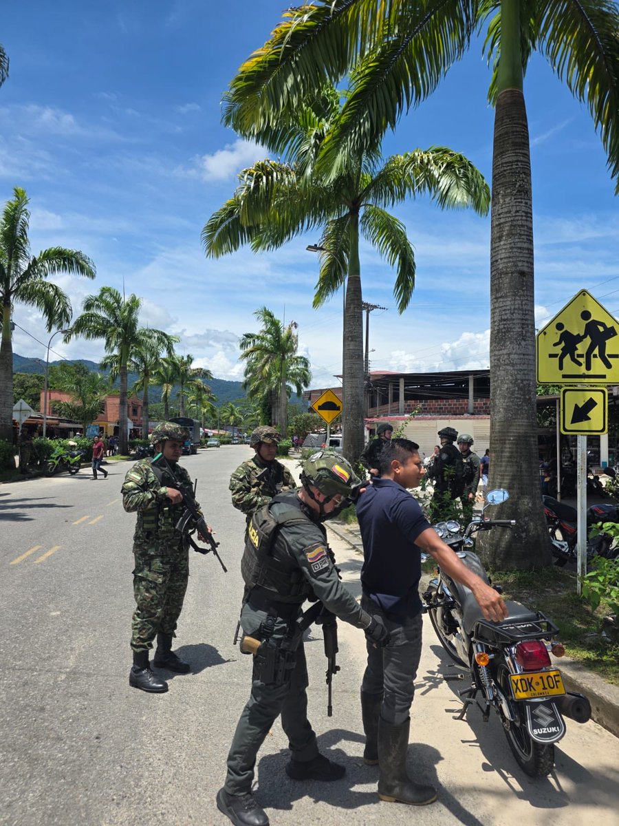 Ejercito_Div8's tweet photo. En Cubará, #Boyacá, tropas del Batallón Especial Energético y Vial N.° 18 de la #Brigada18, en coordinación con @PoliciaColombia, fortalecen la presencia institucional y adelantan acciones de prevención contra las fuentes de financiación de estructuras armadas ilegales.

Con estas acciones, @COL_EJERCITO contribuye a la protección de la comunidad y al normal desarrollo de las actividades en la región.

#PatriaHonorLealtad