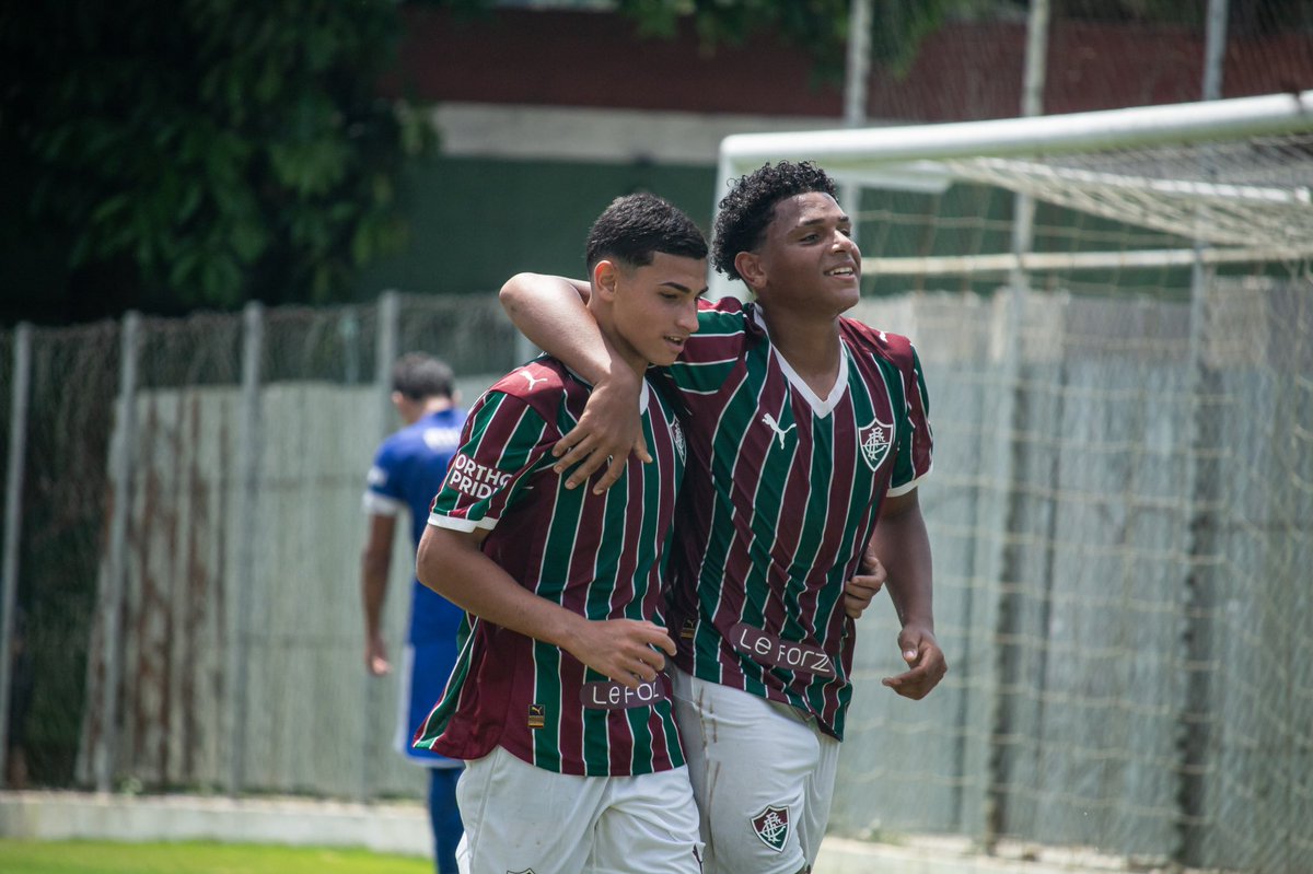 FluminenseFC's tweet photo. VENCE O FLUMINENSE! #MlksDeXerém #VemQueTem
🏆 Torneio Guilherme Embry Sub-16 | 5ª rodada
🇭🇺 Fluminense 3x1 Olaria
🏟️ Marcelo Vieira
⚽ Marcelinho, Victor Montelo e Ruan Levi
📸: Leonardo Brasil/FFC https://t.co/mqfNFuiahL