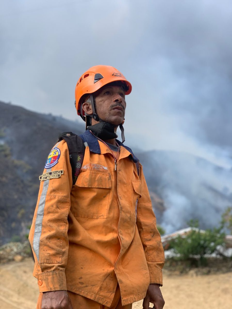 DefensaCivilCo's tweet photo. #Boyacá | La valentía, disciplina y solidaridad de nuestros voluntarios y funcionarios fueron fundamentales para enfrentar las llamas y proteger a la comunidad. 🔥🛡️
#Sismo https://t.co/B73KNMnTCK