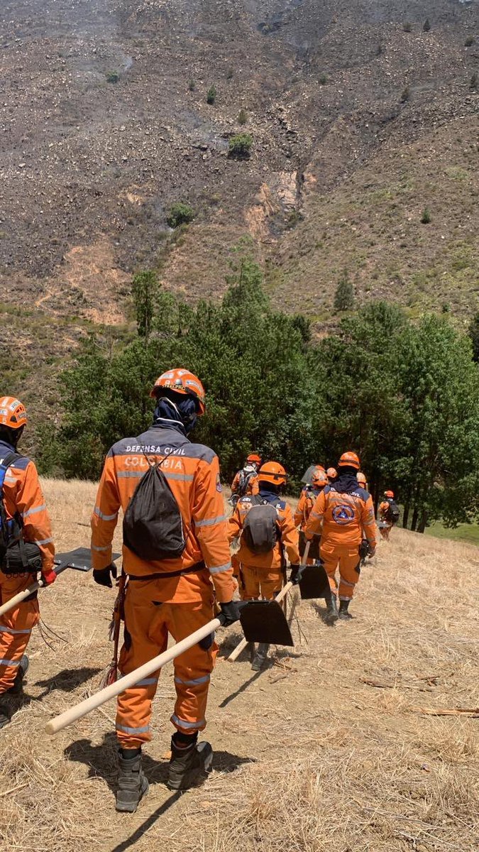DefensaCivilCo's tweet photo. #Boyacá | La valentía, disciplina y solidaridad de nuestros voluntarios y funcionarios fueron fundamentales para enfrentar las llamas y proteger a la comunidad. 🔥🛡️
#Sismo https://t.co/B73KNMnTCK