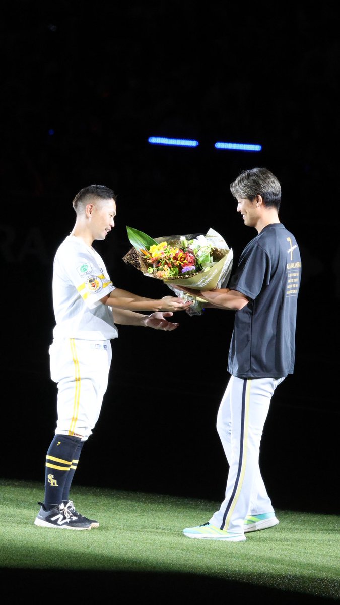 MamiaMaru's tweet photo. 9/27
引退セレモニーにて
引退をお祝いするお世話になった選手や監督、先輩からのメッセージの後に花束を受取ったり写真を撮られたりされていた☺️
同期で共にほーくすで戦った岩嵜投手との抱擁で、絆も感じたり。多くの方に良い影響を与え慕われ愛されてるのも改めて伝わった😢
#中村晃　選手
#sbhawks https://t.co/vuTmYfFTG7