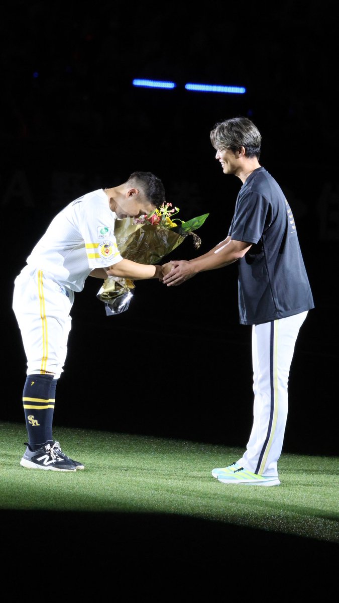 MamiaMaru's tweet photo. 9/27
引退セレモニーにて
引退をお祝いするお世話になった選手や監督、先輩からのメッセージの後に花束を受取ったり写真を撮られたりされていた☺️
同期で共にほーくすで戦った岩嵜投手との抱擁で、絆も感じたり。多くの方に良い影響を与え慕われ愛されてるのも改めて伝わった😢
#中村晃　選手
#sbhawks https://t.co/vuTmYfFTG7
