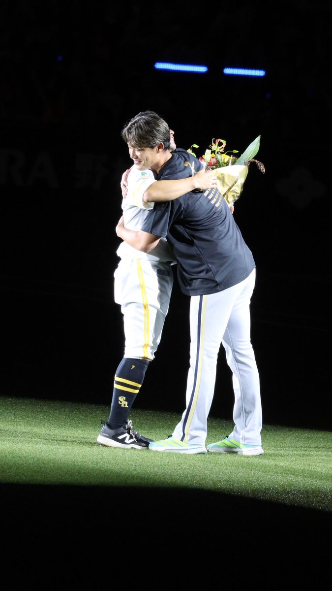 MamiaMaru's tweet photo. 9/27
引退セレモニーにて
引退をお祝いするお世話になった選手や監督、先輩からのメッセージの後に花束を受取ったり写真を撮られたりされていた☺️
同期で共にほーくすで戦った岩嵜投手との抱擁で、絆も感じたり。多くの方に良い影響を与え慕われ愛されてるのも改めて伝わった😢
#中村晃　選手
#sbhawks https://t.co/vuTmYfFTG7
