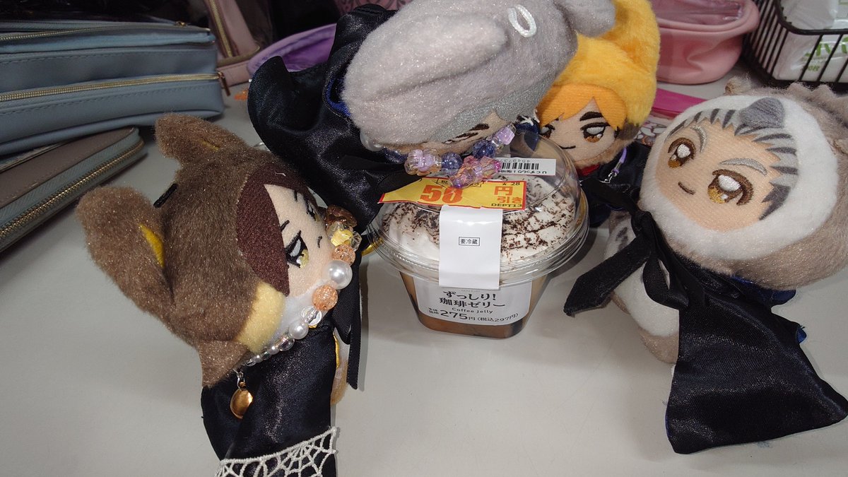 moonlightjelly's tweet photo. 🍣「ダイジェストその2やで...ってサム！お前...」
🍙「コーヒーゼリーさん...大人の味やな(*´﹃｀*)」
🦉「でもこれクリームたっぷりめだし大人の味かなぁ？」
📱「これはにがくなさそうだねぇ...あまあま？」
🍣「そうやろな」

 #うちのちみけも https://t.co/0TA9tyykom