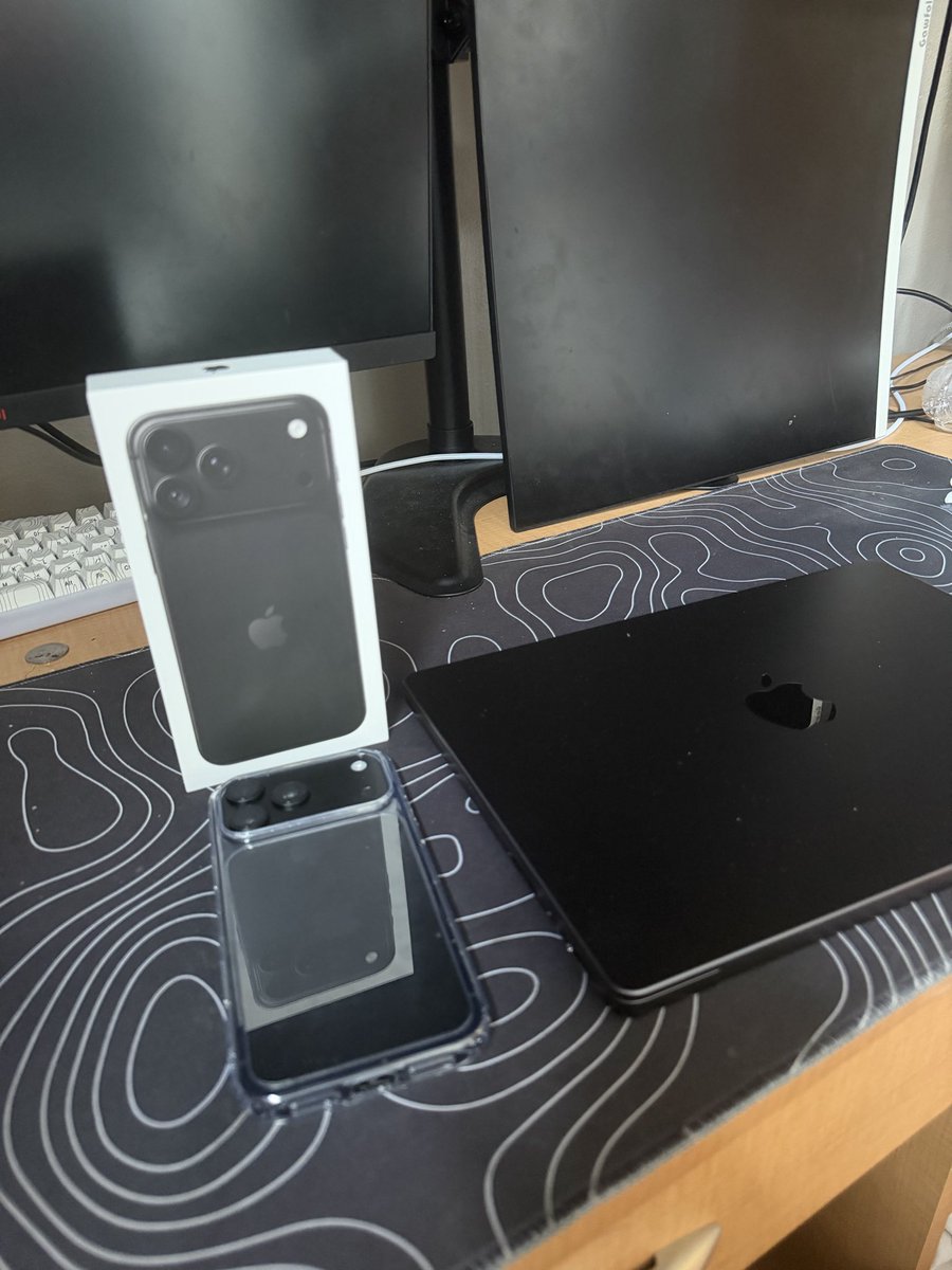 DJFXREyt's tweet photo. iPhone 18 Pro Max in Black X MacBook Pro 2024 in Space Black 😍 https://t.co/dtdFvJn4n1