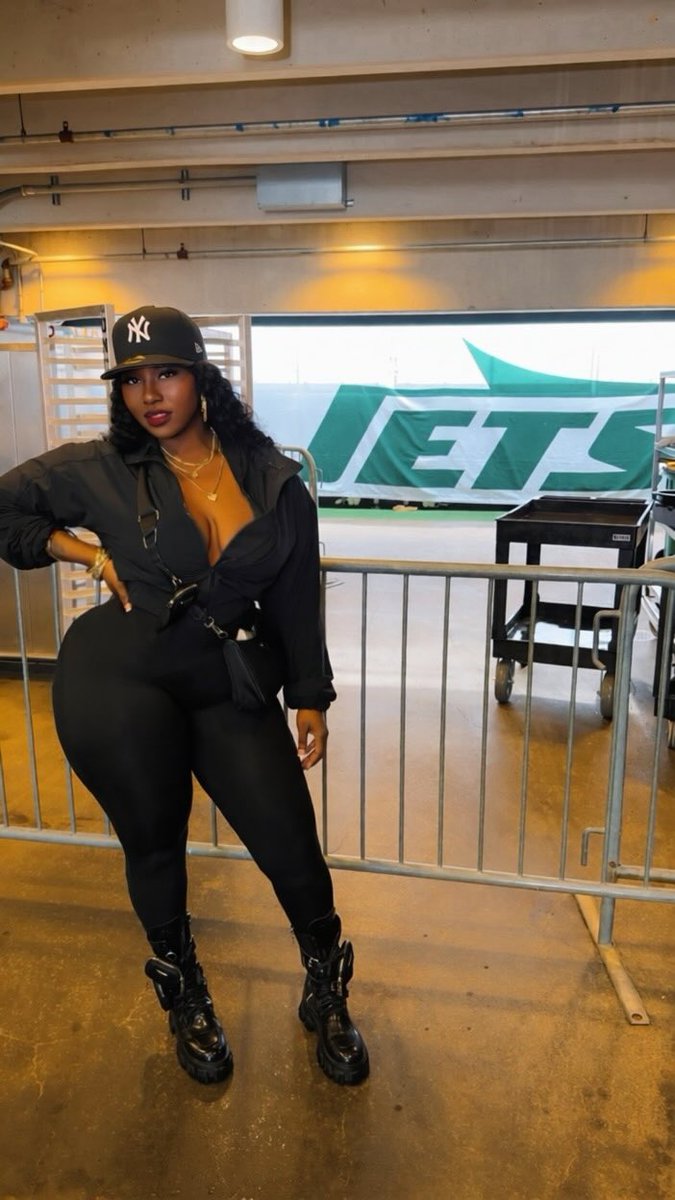 Hersheylust's tweet photo. First NFL Game 🏈🖤,,,, I Enjoyed it
#FootballFans #hersheylust #blackgirlmagic #thebetter #justhere #invited https://t.co/xjIStU3ZP2