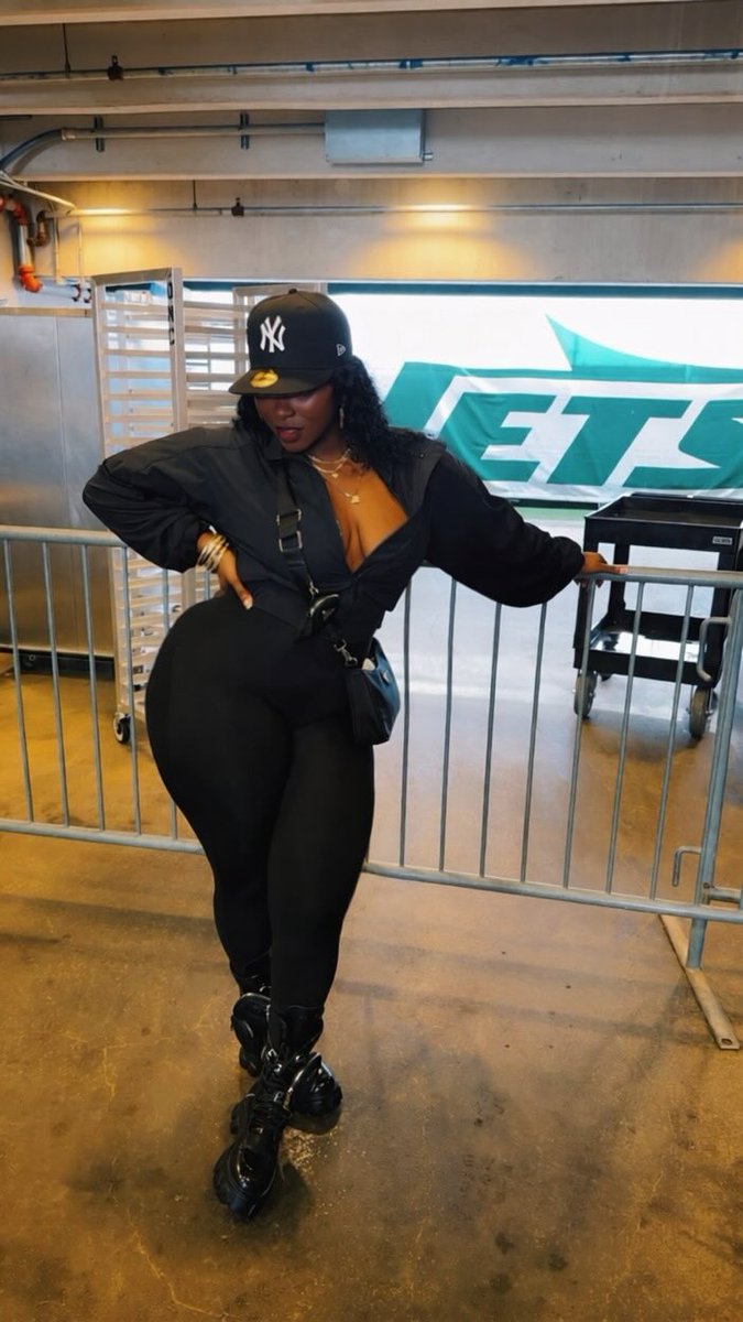 Hersheylust's tweet photo. First NFL Game 🏈🖤,,,, I Enjoyed it
#FootballFans #hersheylust #blackgirlmagic #thebetter #justhere #invited https://t.co/xjIStU3ZP2
