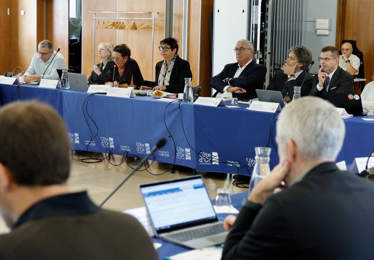 Sauvadet's tweet photo. Assemblée plénière de l’Observatoire Départemental de la protection de l’enfance en présence d’@EmmanuelleCoint.

Face au nombre croissant d’informations préoccupantes, +66% depuis 2020, le Département se mobilise pour apporter une réponse individualisée à chaque enfant. https://t.co/7oh1qO5O3G