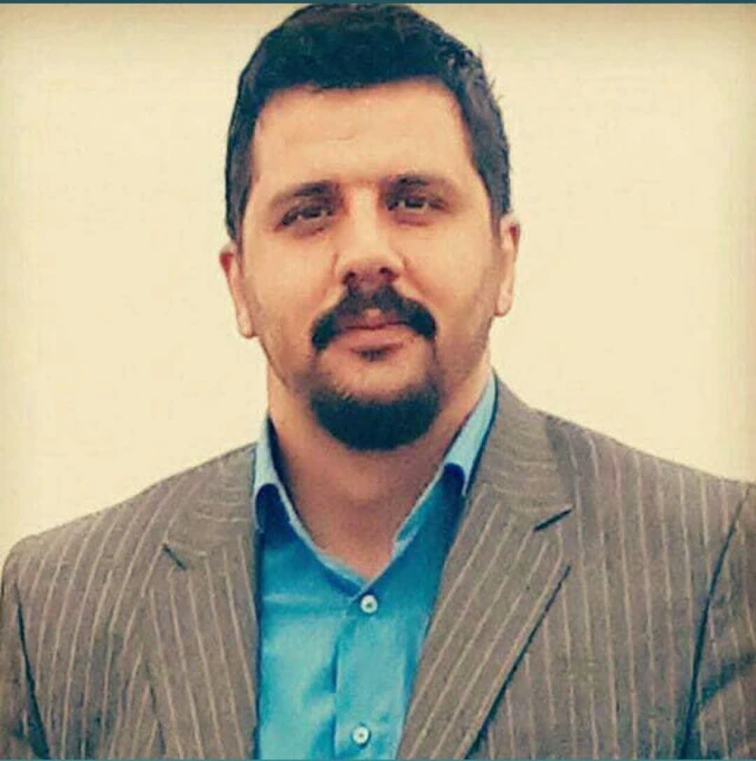 SharifiZarchi's tweet photo. دکتر نبی امیدی، دانشیار اقتصاد و مدیریت مالی، به دلیل همراهی با مردم ملکشاهی در اعتراض ۱۳ دی ۱۴۰۴ از دانشگاه اخراج شد. او ۱۴ دی دستگیر و پس از ۳۰ روز انفرادی به زندان ایلام منتقل شد. او به ۵ سال حبس، ممنوع الخروجی از ایران و ممنوع الورودی به ملکشاهی محکوم شده است.
دست استبداد جمهوری اسلامی گلوی دانشگاه را می‌فشارد.