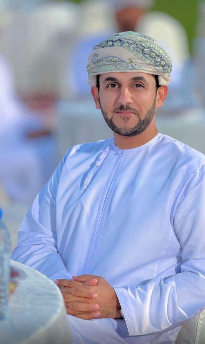 rmr1a_'s tweet photo. مرشحي الشيخ حمدان بن ناصر بن راشد اليحيائي ليس فقط من باب الصداقة أو الأخوّة، وإنما هو ترشيح نابع من معرفة حقيقية وثقة بما عرفناه عنه من جدية وحزم وحرص على تحمّل المسؤولية. فالإنسان لا يُعرف بكثرة الكلام، وإنما تعرفه من أعماله ومواقفه ووقوفه مع الناس، وأعمال الشيخ حمدان تشهد له، ومواقفه تتحدث عنه، ووعوده لا تبقى مجرد كلمات، بل يحرص على متابعتها وتنفيذها قدر استطاعته.

عرفناه شخصًا يتابع الصغيرة قبل الكبيرة، ويهتم بالتفاصيل، ويستمع للجميع، ويناقش بكل رحابة صدر، ويخاطب الناس باحترام وتقدير، ولا يتردد في السعي والمتابعة عندما يتعلق الأمر بمصلحة المجتمع وخدمة أهله. ومن يعرفه عن قرب يدرك أن المسؤولية بالنسبة له ليست مجرد منصب أو حضور، وإنما أمانة وعمل ومتابعة والتزام.

وما يجعلني أضع ثقتي فيه هو ما رأيناه منه على أرض الواقع، فالمواقف هي التي تكشف الرجال، والعمل هو المعيار الحقيقي للحكم على الإنسان. وقد أثبت في كثير من المواقف أنه حاضر، متابع، قريب من الناس، يسمع مطالبهم ويناقش احتياجاتهم ويسعى إلى إيجاد الحلول الممكنة، ولا يكتفي بالوعود أو الكلام.

لذلك فإن ترشيحي له نابع من قناعة ومعرفة، وليس مجاملة لشخصه ولا بسبب علاقة تجمعنا. أراه ممن يملكون القدرة على حمل المسؤولية ومتابعة مصالح الناس بكل جدية، وأثق في حرصه على أن يكون عند حسن ظن من يمنحه ثقته.

وفي النهاية، لكل شخص قناعته واختياره، وهذه شهادتي التي أقولها فيما عرفته ورأيته من الشيخ حمدان. أسأل الله أن يوفقه ويسدد خطاه، وأن يعينه على حمل الأمانة وخدمة المجتمع والوطن، وأن يجعل التوفيق حليفه في كل ما فيه الخير والصلاح.