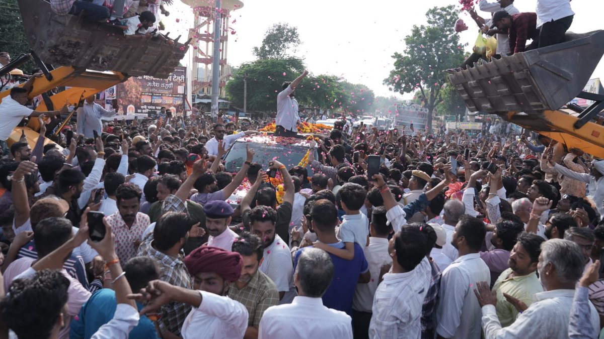 RavindraBhati__'s tweet photo. सरलीकरण यात्रा के तृतीय दिवस के कार्यक्रमों के तहत यात्रा के देसूरी पहुंचने पर स्थानीय क्षेत्रवासियों द्वारा मिले अपार जनसमर्थन, स्नेह और आशीर्वाद हेतु हृदय की अनंत गहराइयों से से कोटि-कोटि आभार। 

#सरलीकरण #देसूरी https://t.co/DVjW0ndibK