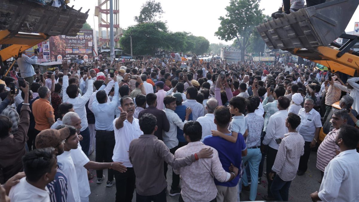 RavindraBhati__'s tweet photo. सरलीकरण यात्रा के तृतीय दिवस के कार्यक्रमों के तहत यात्रा के देसूरी पहुंचने पर स्थानीय क्षेत्रवासियों द्वारा मिले अपार जनसमर्थन, स्नेह और आशीर्वाद हेतु हृदय की अनंत गहराइयों से से कोटि-कोटि आभार। 

#सरलीकरण #देसूरी https://t.co/DVjW0ndibK