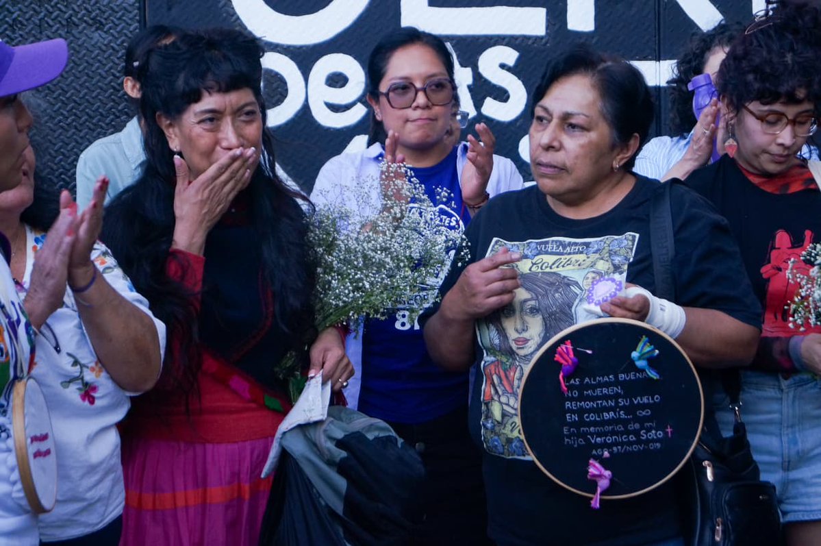 Somoselmedio's tweet photo. 🟣 A cinco años de su creación, colectivas, madres de víctimas y activistas reivindicaron la Glorieta de las Mujeres que Luchan como un espacio de memoria, resistencia y exigencia de justicia en la CDMX.

📸 @wiolandmx  |  @sagoromero 

👉 https://t.co/QDEA94Jfjd https://t.co/iVK9D6H3gB