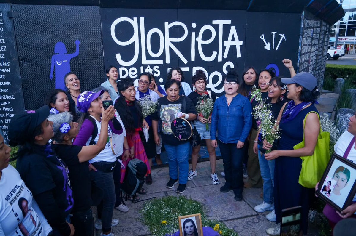 Somoselmedio's tweet photo. 🟣 A cinco años de su creación, colectivas, madres de víctimas y activistas reivindicaron la Glorieta de las Mujeres que Luchan como un espacio de memoria, resistencia y exigencia de justicia en la CDMX.

📸 @wiolandmx  |  @sagoromero 

👉 https://t.co/QDEA94Jfjd https://t.co/iVK9D6H3gB