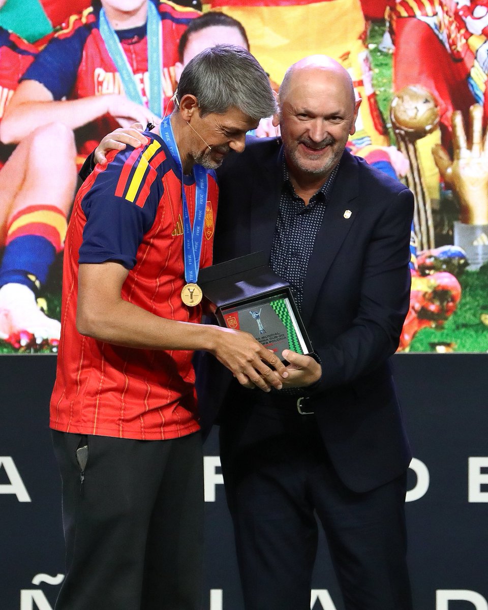 rfef's tweet photo. 🏆 Homenaje 𝗠𝗨𝗡𝗗𝗜𝗔𝗟 a nuestras 𝗖𝗔𝗠𝗣𝗘𝗢𝗡𝗔𝗦.

👏 Rafael Louzán ejerce como anfitrión en el reconocimiento a la @SEFutbolFem #SUB20 tras conquistar la #U20WWC en Polonia.

ℹ️ https://t.co/w0bXGZgKL7 https://t.co/jXOFxepMG1