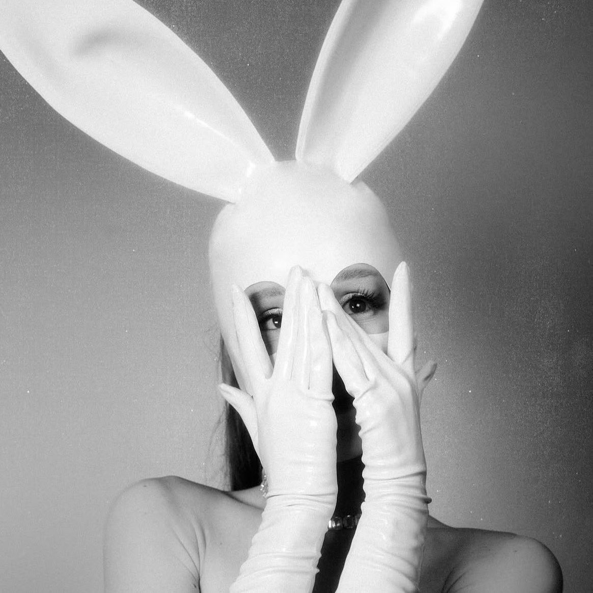 thearianahub's tweet photo. “Side To Side” is now Ariana Grande’s 7th song to reach 2 billion streams on Spotify. 

“7 rings” — 2.9 billion 
“Save Your Tears (Remix)” — 2.3 billion 
“thank u, next” — 2.3 billion 
“One Last Time” — 2.2 billion 
“Into You” — 2.1 billion 
“we can’t be friends” — 2.1 billion
“Side To Side” — 2 billion