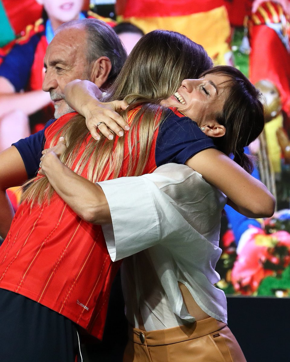 rfef's tweet photo. 🏆 Homenaje 𝗠𝗨𝗡𝗗𝗜𝗔𝗟 a nuestras 𝗖𝗔𝗠𝗣𝗘𝗢𝗡𝗔𝗦.

👏 Rafael Louzán ejerce como anfitrión en el reconocimiento a la @SEFutbolFem #SUB20 tras conquistar la #U20WWC en Polonia.

ℹ️ https://t.co/w0bXGZgKL7 https://t.co/jXOFxepMG1
