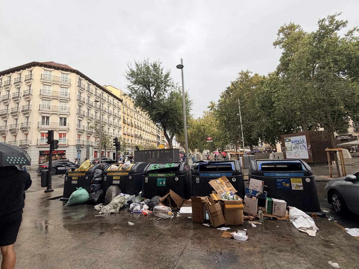 rafaruizmad's tweet photo. Madrid a la mierda, el basurero permanente de Tirso De Molina @ppmadrid @AlmeidaPP_ https://t.co/ZSaHj8Ae93