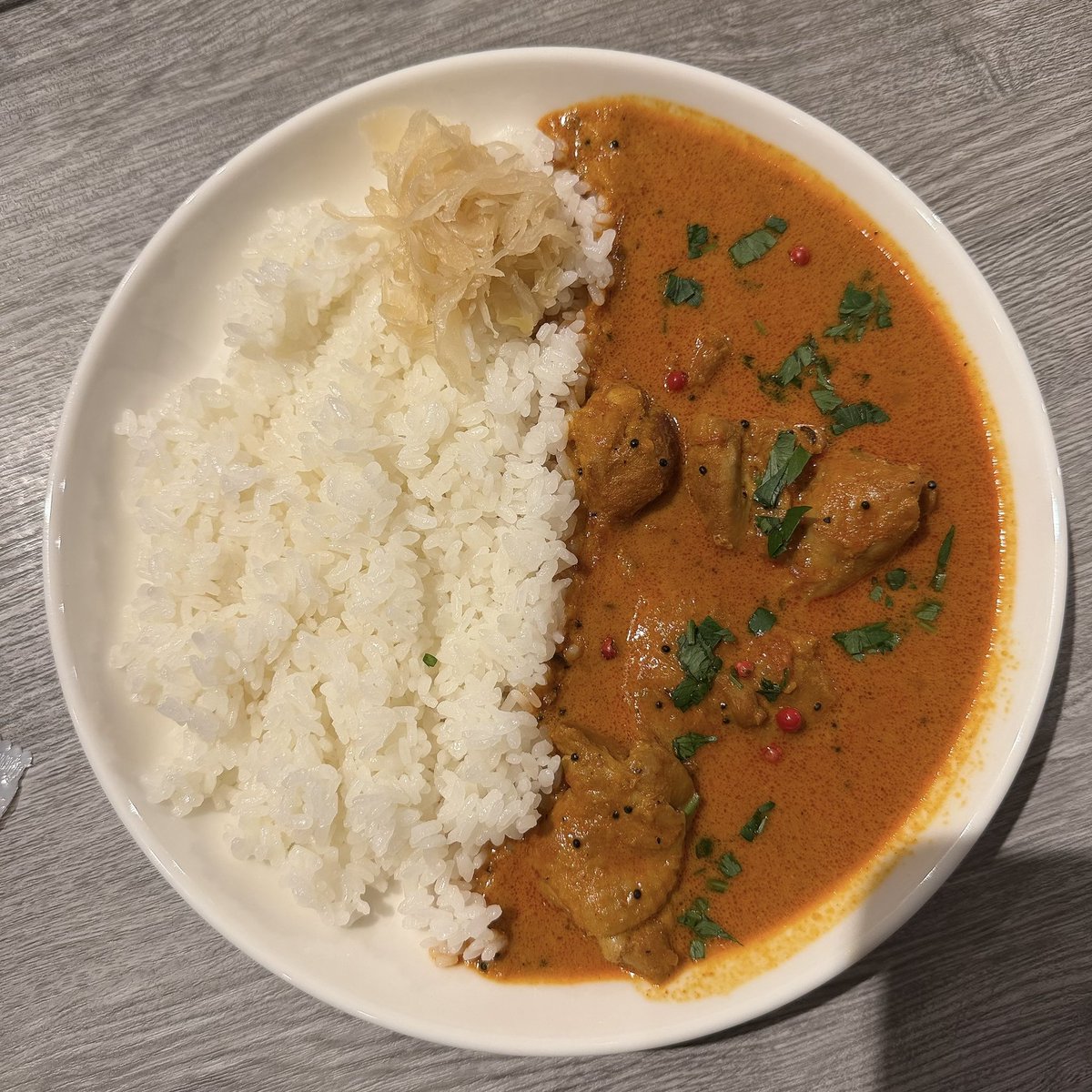CULHOLI_SUI's tweet photo. 🍴本日の夜ご飯🍴
カルカルの激うまカレー🍛とお祝いケーキ🎂
多分今まで食べたカレーの中で1番です。 https://t.co/xcKBGCmNZG