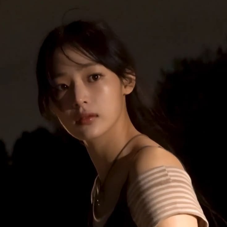 Arys_tj's tweet photo. As hyein said this is minji's specialty. So cinematic https://t.co/1TCCLJTaTg